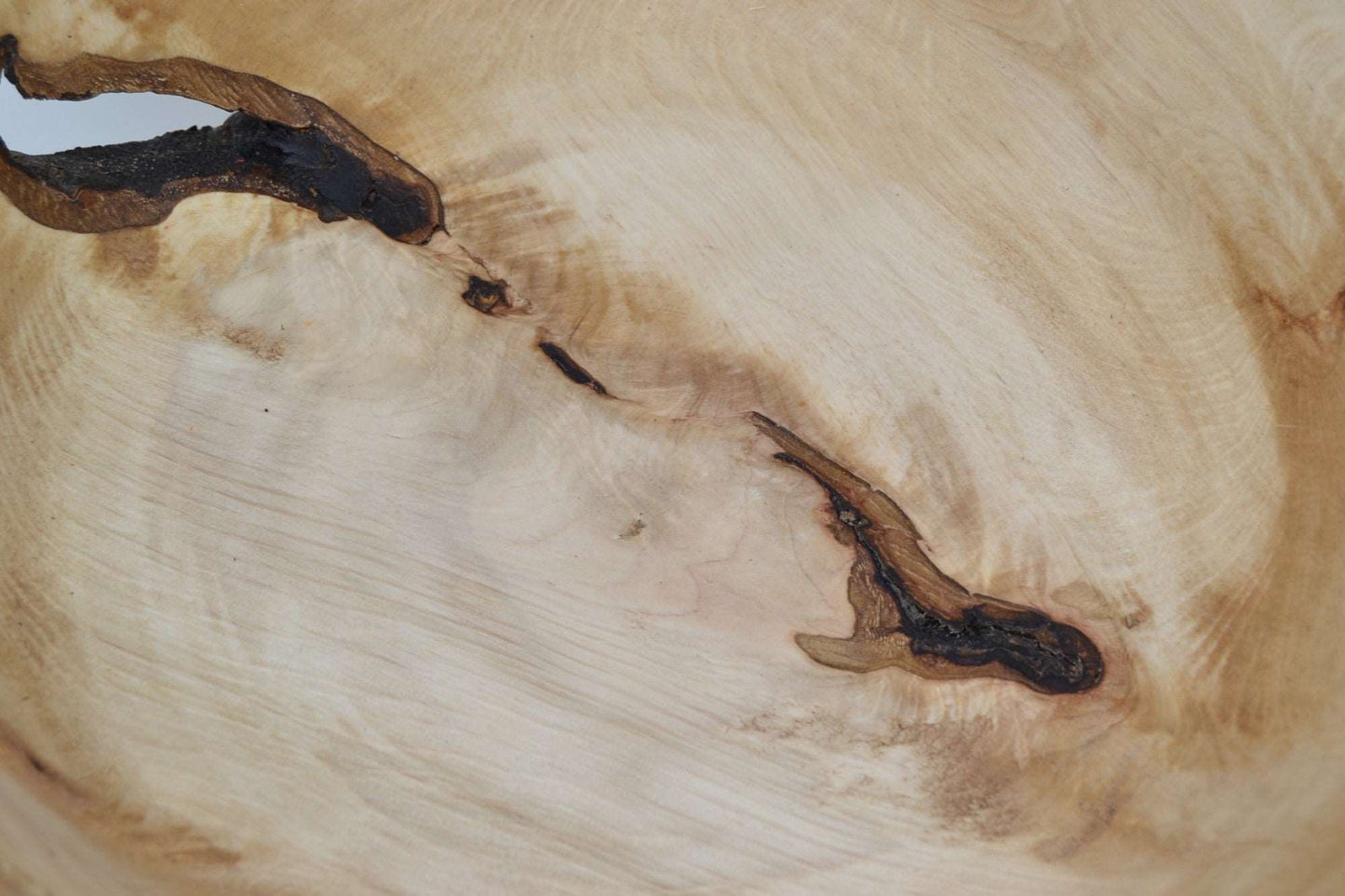 Holzschale aus Hainbuche mit Naturrand 28x27 cm